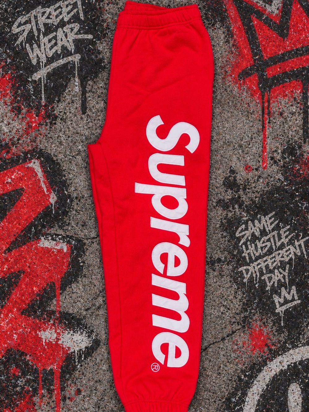 Appliqué Supreme Pants Red
Colorway